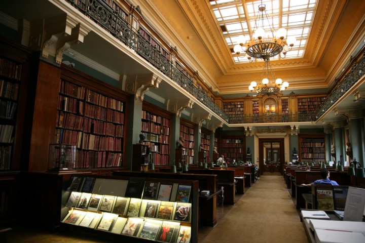 London-Victoria_and_Albert_Museum-Library-01
