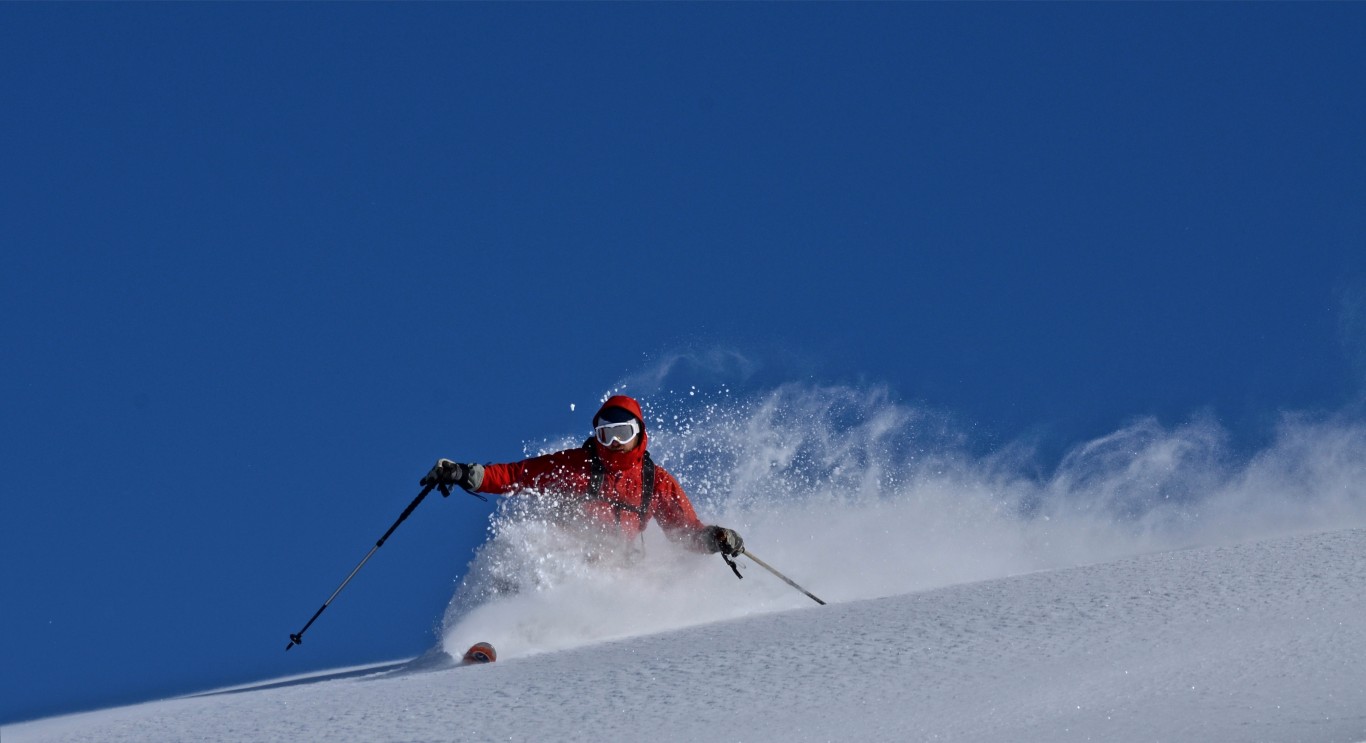 Telemark_skiing_-_Pyrenees (Medium)