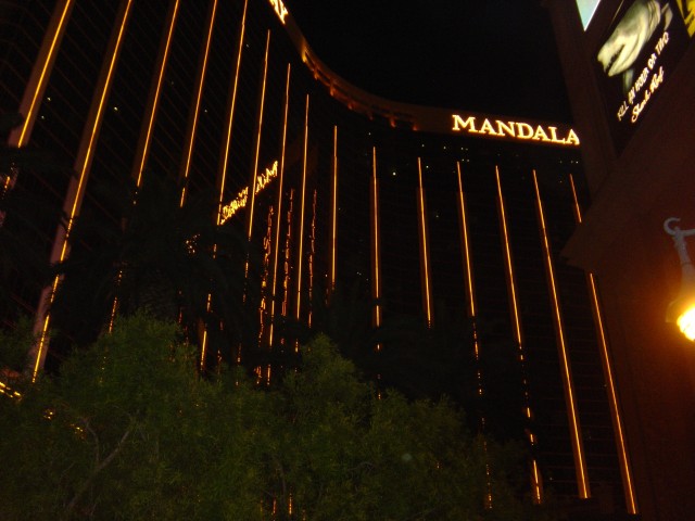 Mandalay_Bay_at_night_Vegas