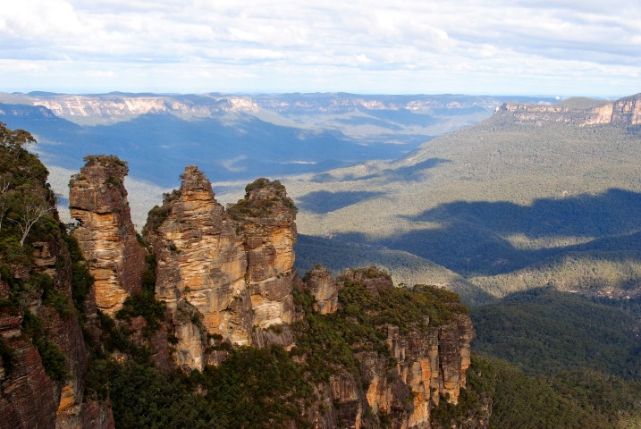 Three_Sisters_-Blue_Mountains,_New_South_Wales,_Australia-20July2012